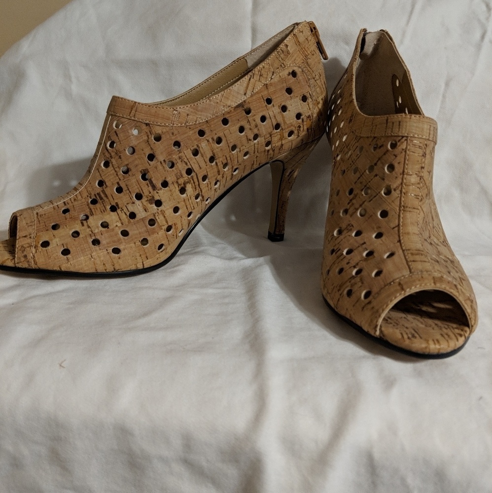 Vaneli size 8 peep toe cork shooties new